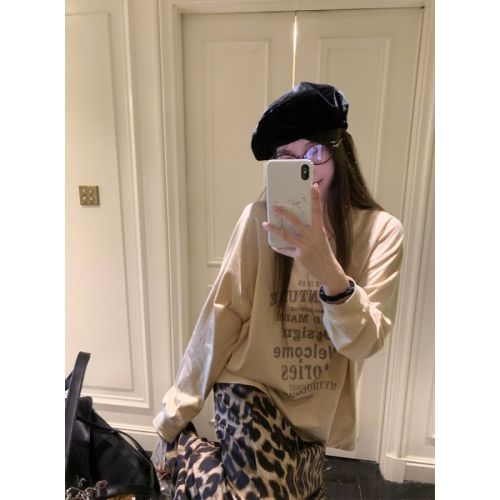 Letter print inner long-sleeved T-shirt mid-length leopard print skirt