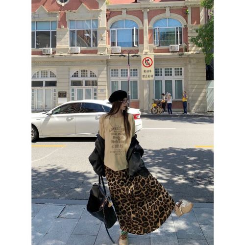 Letter print inner long-sleeved T-shirt mid-length leopard print skirt