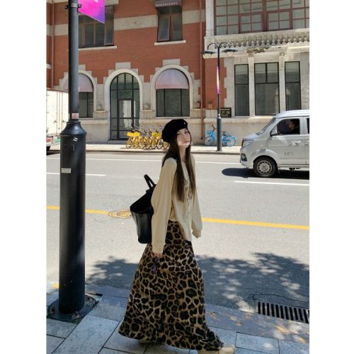 Letter print inner long-sleeved T-shirt mid-length leopard print skirt