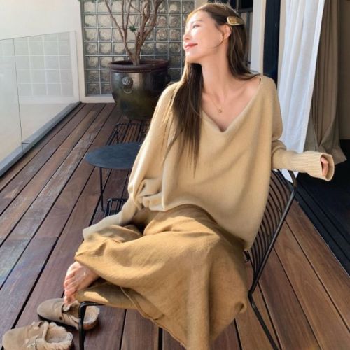 Sweet and lazy style bat sleeves v-neck knitted sweater for women in early autumn irregular high-end loose and versatile top