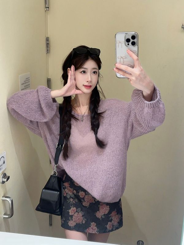 Versatile and fashionable age-reducing purple long-sleeved knitted top + contrasting rose print denim skirt