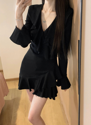 Pure lust hottie sexy V-neck knitted dress for women spring and autumn new style ruffled trumpet sleeves slim little black dress