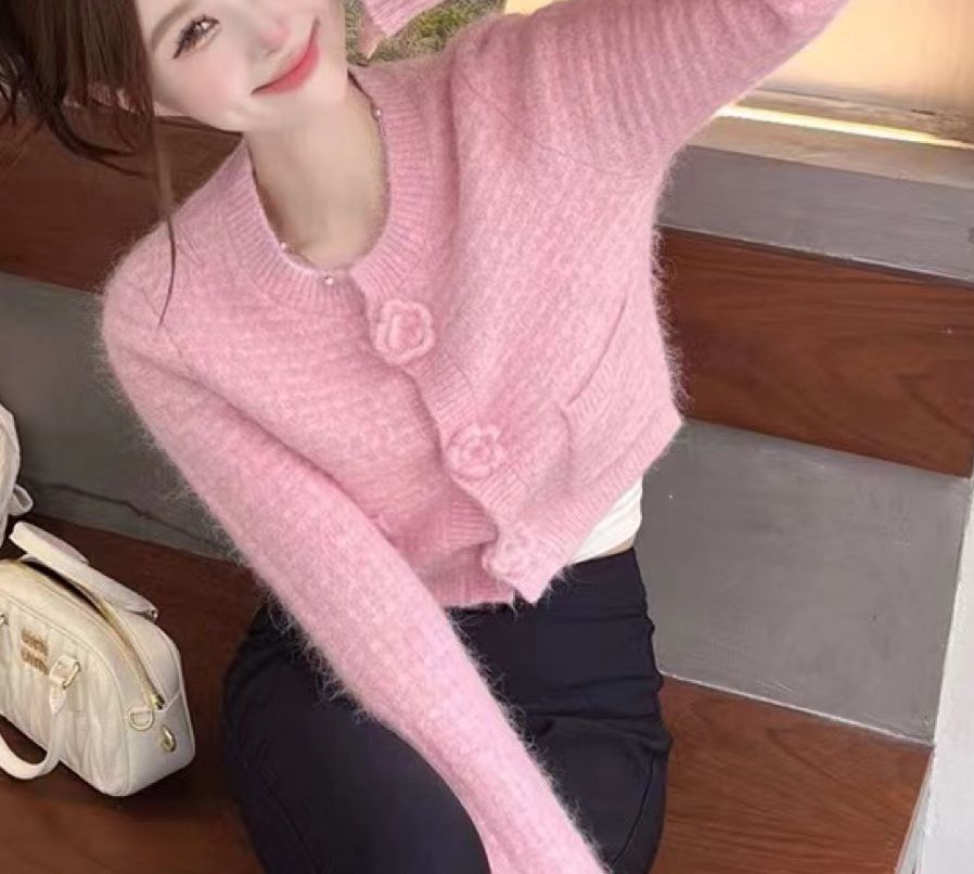 Actual shot of Korean design, three-dimensional flower buttons, round neck, long sleeves, knitted women's autumn gentle style, slimming short style