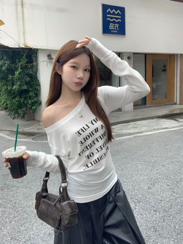 Real shot of white bottoming shirt for women in spring and autumn, long-sleeved inner and outer sloping shoulder letter top