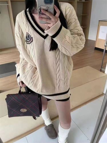 Academic Style V-Neck Printed Long-Sleeve Women's Sweater for Autumn/Winter, Korean-Style Minimalist Color Block Knit Top, Paired with Skirt