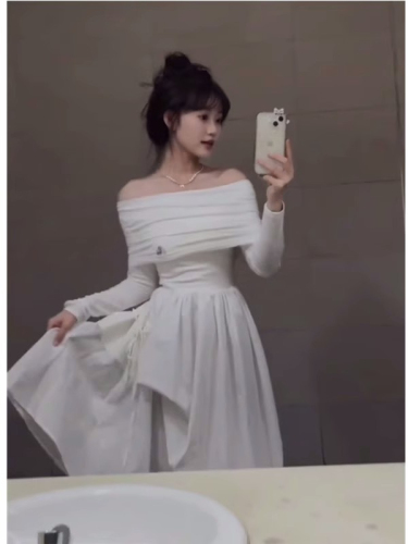 French one-shoulder long-sleeved white dress with high-quality texture and 2024 new style early autumn long dress