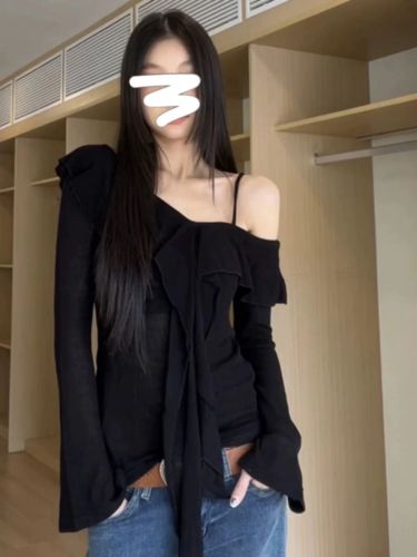 Not real shot, black ruffled one-shoulder retro new slimming undershirt distinctive long-sleeved shirt fashion 
