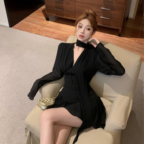 Black v-neck long-sleeved chiffon dress for women in early autumn slim-fitting short skirt Yujie light and sophisticated style waist-cinching A-line skirt