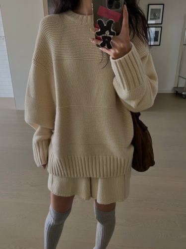 Korean casual lazy knitted suit for women, fashionable simple design pullover sweater, wide-leg shorts two-piece set