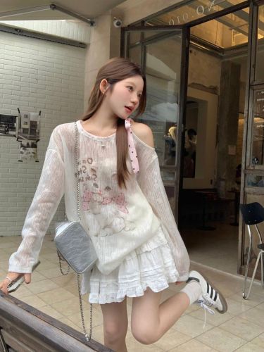 Actual shot of loose off-shoulder kitten print design autumn long-sleeved sun protection T-shirt top