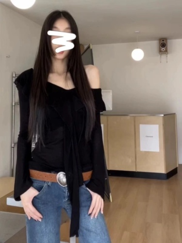 Not real shot, black ruffled one-shoulder retro new slimming undershirt distinctive long-sleeved shirt fashion 