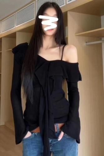 Not real shot, black ruffled one-shoulder retro new slimming undershirt distinctive long-sleeved shirt fashion 