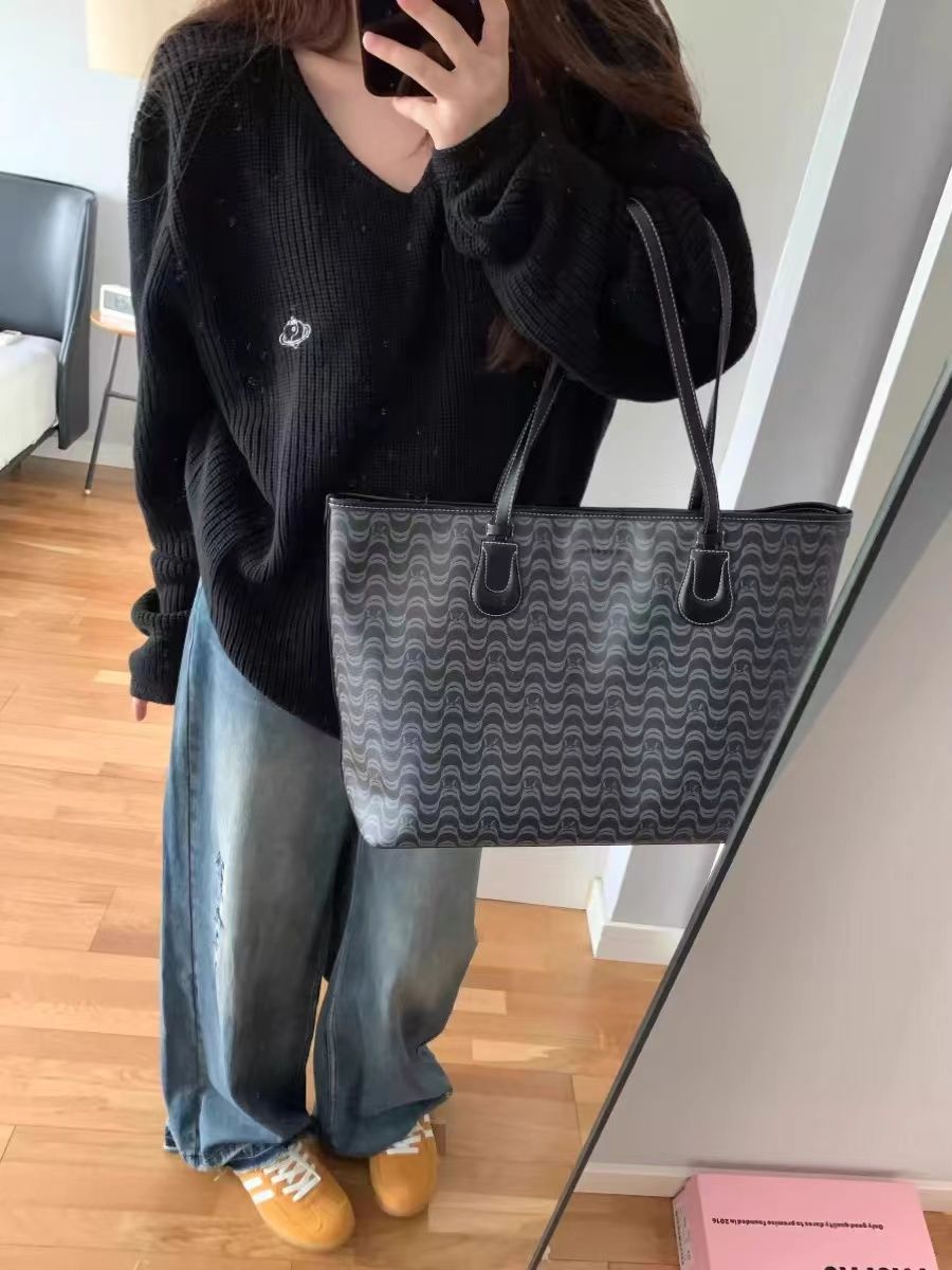 Black hooded loose V-neck embroidered sweater women autumn and winter 2024 new lazy thick knitted undershirt top 