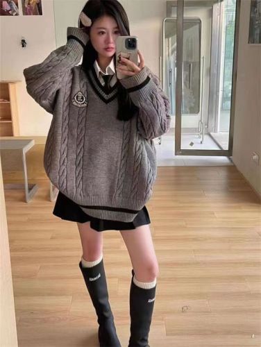 Academic Style V-Neck Printed Long-Sleeve Women's Sweater for Autumn/Winter, Korean-Style Minimalist Color Block Knit Top, Paired with Skirt