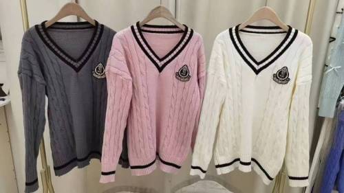 Academic Style V-Neck Printed Long-Sleeve Women's Sweater for Autumn/Winter, Korean-Style Minimalist Color Block Knit Top, Paired with Skirt