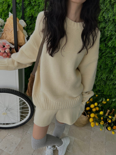 Korean casual lazy knitted suit for women, fashionable simple design pullover sweater, wide-leg shorts two-piece set