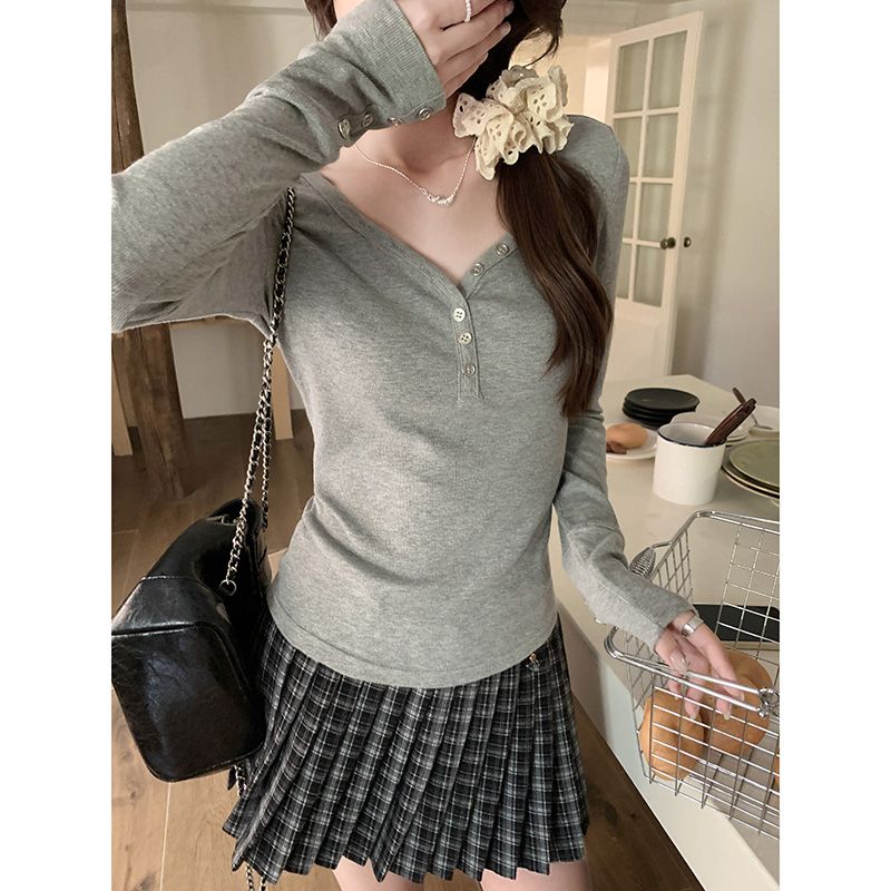 Photographed American-style spicy girl V-neck straight shoulder long-sleeved T-shirt for women, autumn innerwear slim-fit buttoned short-sleeve top on Instagram