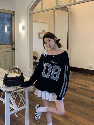 Actual shot of hot girl's lazy letter printed sweatshirt and irregular off-shoulder long-sleeved top