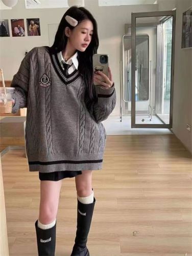 Academic Style V-Neck Printed Long-Sleeve Women's Sweater for Autumn/Winter, Korean-Style Minimalist Color Block Knit Top, Paired with Skirt