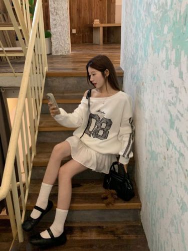 Actual shot of hot girl's lazy letter printed sweatshirt and irregular off-shoulder long-sleeved top