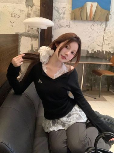 Real shot: Designed black embroidered knitted sweater + white lace halterneck two-piece set