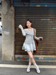 Live shot hot girl gray long-sleeved off-shoulder one-shoulder slimming top striped undershirt autumn scarf 
