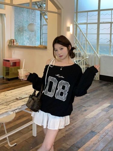 Actual shot of hot girl's lazy letter printed sweatshirt and irregular off-shoulder long-sleeved top