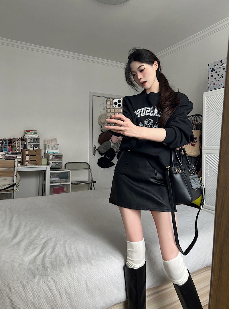 Real shot, the letters have been changed to black, loose sweatshirt in a lazy style + retro A-line skirt with a Korean style 