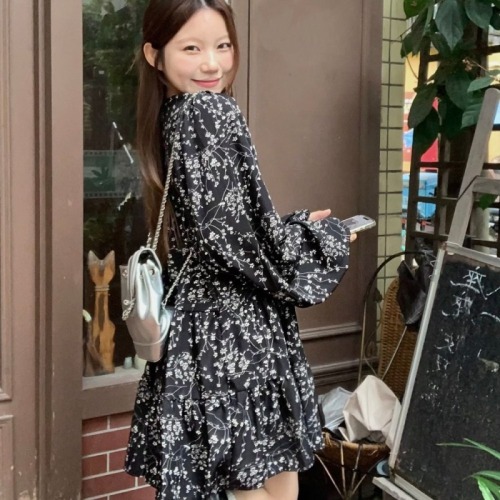 Real shot of French style black short floral dress for tea break. Super nice short skirt for layering in autumn.