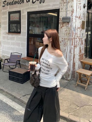 Real shot of white bottoming shirt for women in spring and autumn, long-sleeved inner and outer sloping shoulder letter top