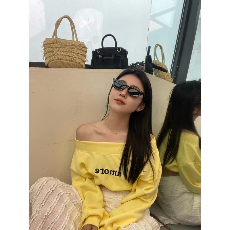 甜辣絕美黃色刺繡字母衛衣女2024春季時尚休閒寬鬆短款一字肩上衣