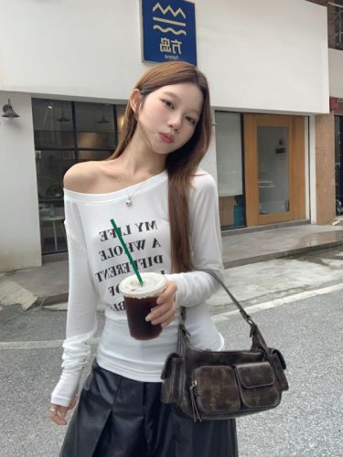 Real shot of white bottoming shirt for women in spring and autumn, long-sleeved inner and outer sloping shoulder letter top