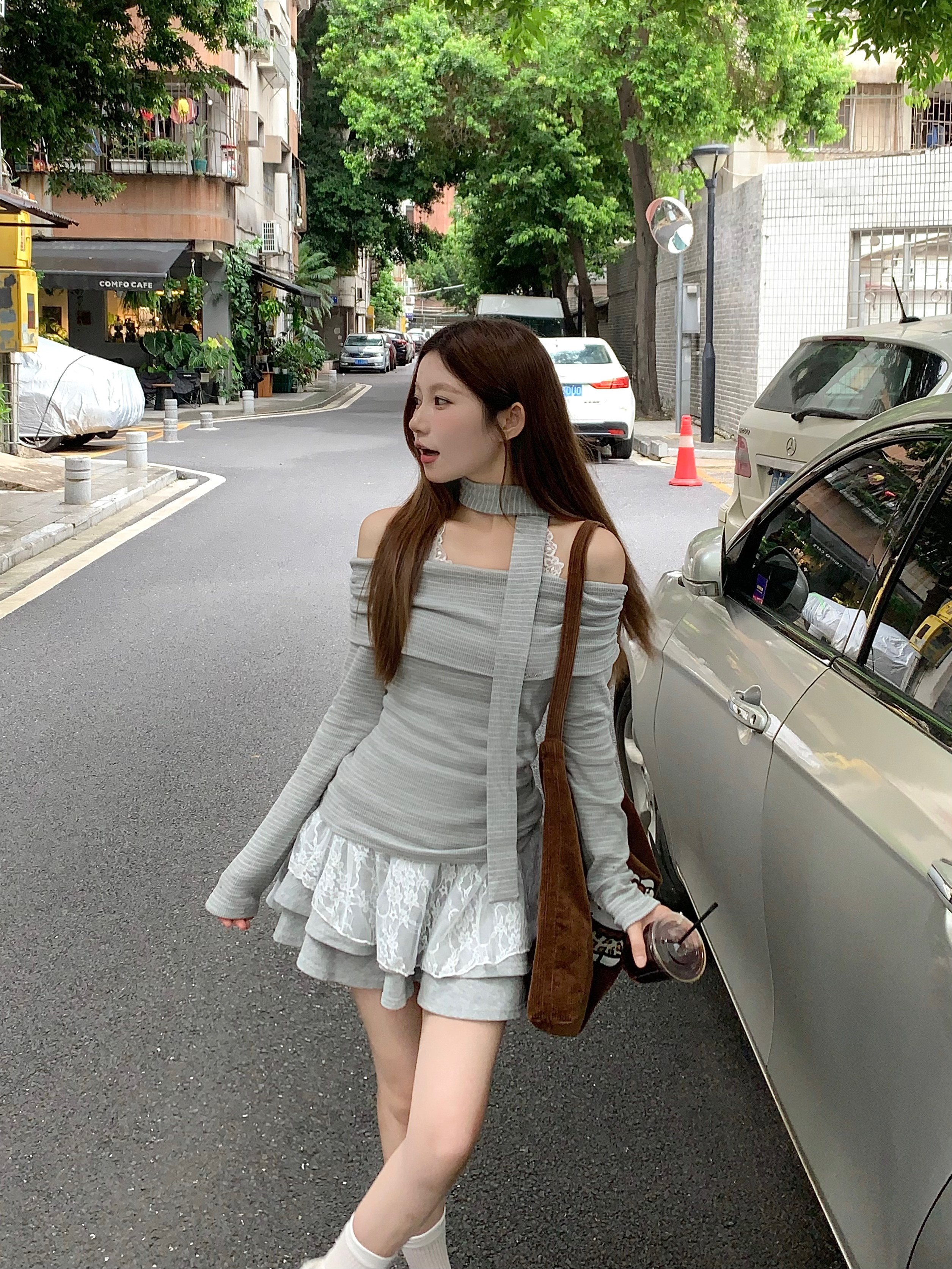 Live shot hot girl gray long-sleeved off-shoulder one-shoulder slimming top striped undershirt autumn scarf 