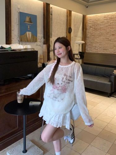 Actual shot of loose off-shoulder kitten print design autumn long-sleeved sun protection T-shirt top