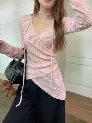 Real shot of hot girl with irregular V-neck, long-sleeved T-shirt, women’s ribbon knitted top