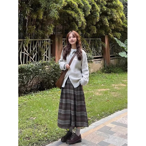 Autumn salt style outfit, high collar, chic pleated skirt, petite and mature style skirt