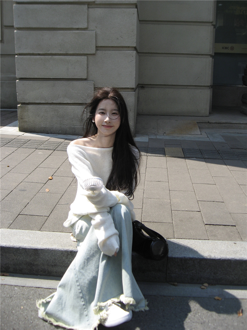 Actual shot of lazy, gentle and slim bat-sleeve knitted top raw edge washed denim fishtail skirt suit