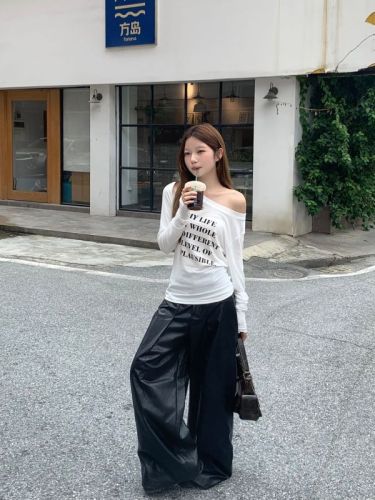 Real shot of white bottoming shirt for women in spring and autumn, long-sleeved inner and outer sloping shoulder letter top