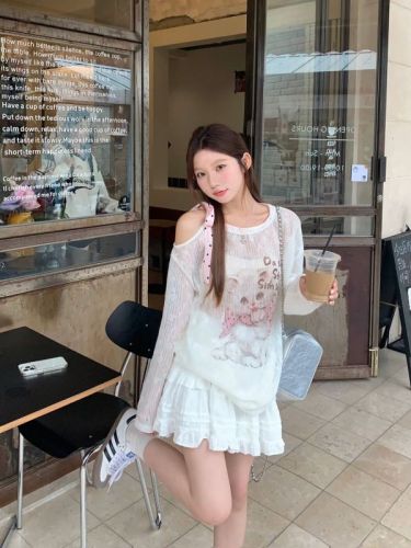 Actual shot of loose off-shoulder kitten print design autumn long-sleeved sun protection T-shirt top