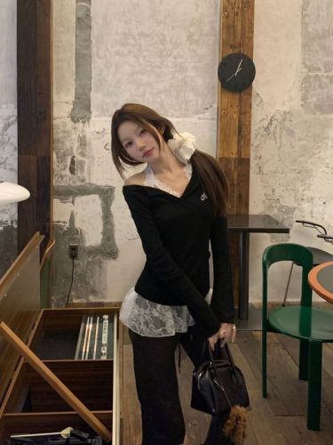 Real shot: Designed black embroidered knitted sweater + white lace halterneck two-piece set