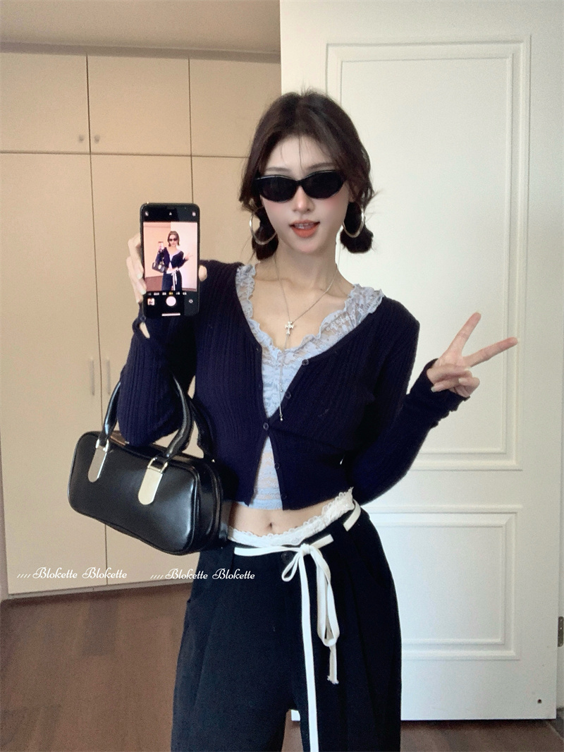 Photographed V-neck slimming knit top with lace inner camisole set