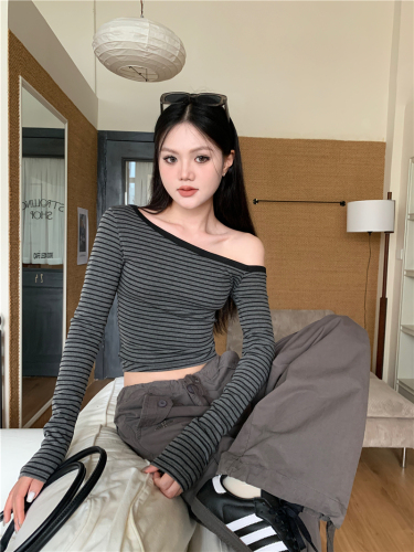 Real shot of slanted collar, off-shoulder, discreet striped long-sleeved T-shirt, early autumn new hot girl slim fit top