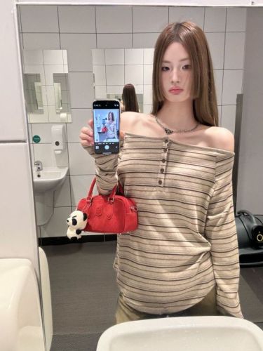 Actual shot of autumn new striped one-shoulder loose and slim long-sleeved top for women