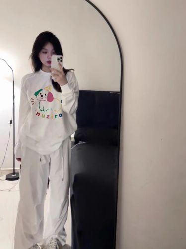 Women's White Collared Long-Sleeve T-Shirt with Personalized Print, Contrast Color, Simple and Elegant, High-End Basic Top