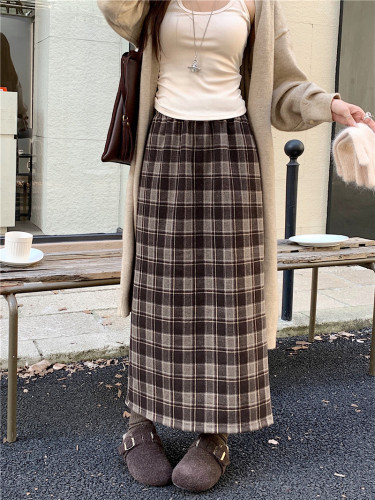 Actual shot of 2024 autumn and winter new retro plaid skirt for women Korean style high waist back slit straight one step skirt