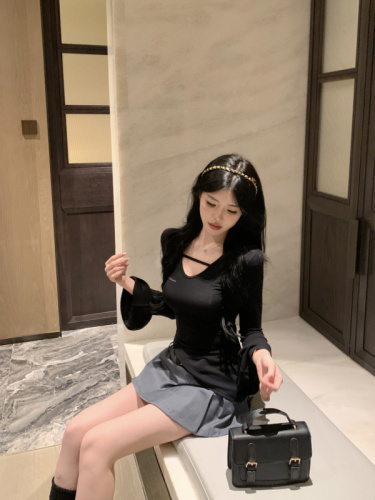 Real shot of sexy hot girl's versatile V-neck elastic bottoming shirt with careful waist-slimming to show off the figure, asymmetrical hem