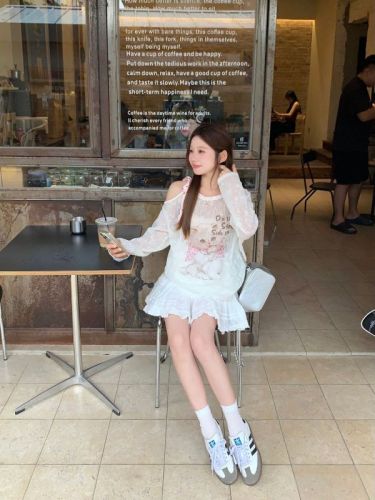 Actual shot of loose off-shoulder kitten print design autumn long-sleeved sun protection T-shirt top