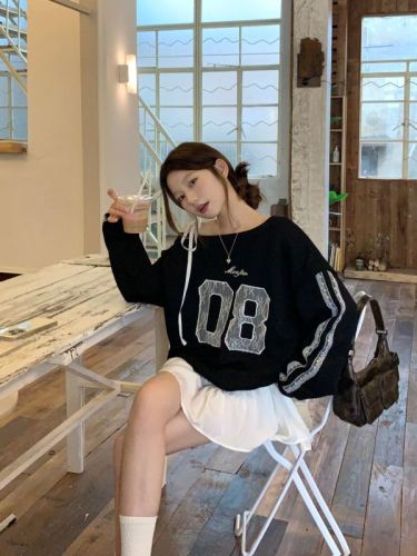 Actual shot of hot girl's lazy letter printed sweatshirt and irregular off-shoulder long-sleeved top