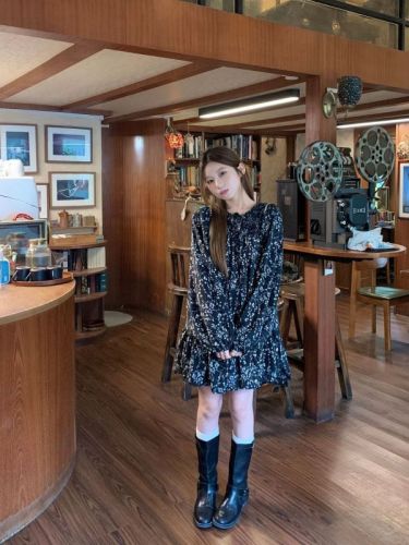 Real shot of French style black short floral dress for tea break. Super nice short skirt for layering in autumn.