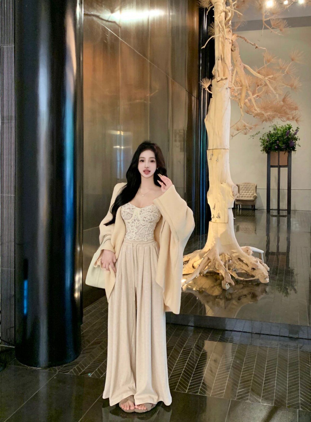 Real shot of lapel, dropped shoulders, loose, lazy, mid-length, lace-up, long-sleeved jacket, lace vest, wide-leg pants suit